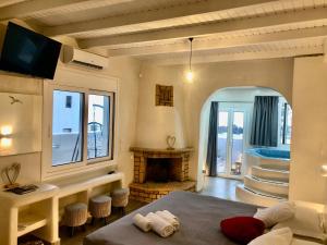 Ліжко або ліжка в номері The Muses of Santorini Private Jacuzzi Suites