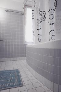uma casa de banho com uma banheira e uma cortina de chuveiro em Dreierzimmer em Därligen
