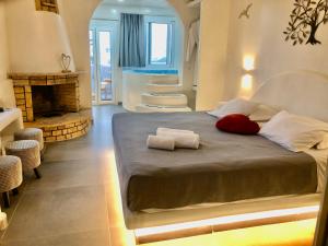 Ліжко або ліжка в номері The Muses of Santorini Private Jacuzzi Suites