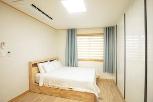 a bedroom with a bed and a window at Arche House B in Jeju +60 photos