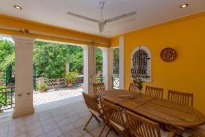 una sala da pranzo con tavolo e sedie in legno di Yiolanda Pool Villa by "Elite" a Città di Zante