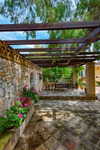 patio con panca e parete in pietra di Yiolanda Pool Villa by "Elite" a Città di Zante