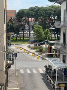 una strada vuota in una città con edifici di Appartamento Matilde Tower House - 8 minuti a piedi dalla spiaggia a Viareggio