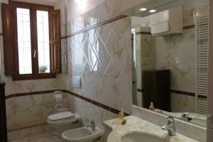 イモラにあるAtelier Della Castellina - SELF CHECK INのバスルーム(洗面台、トイレ、鏡付)