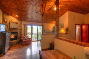 sala de estar con chimenea y techo de madera en Sleepy Hollow, en Boone
