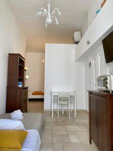 モノーポリにあるDimora Zia Giovanna - Puglia Mia Apartmentsのベッド、テーブル、椅子が備わる客室です。