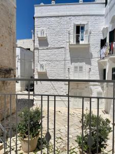 balcone con vista su un edificio. di Dimora Zia Giovanna - Puglia Mia Apartments a Monopoli