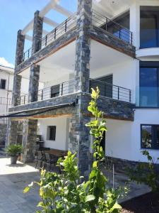 een gebouw met een balkon en een tafel en stoelen bij Luxury Villa by the Sea in Volos