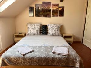 奧斯威辛的住宿－白園民宿，一间卧室配有一张床,上面有两条毛巾