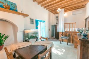 a living room with a table and a fish tank at Villa Historica in Asfendioú