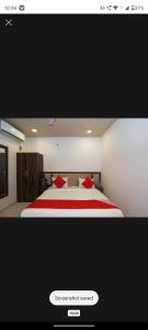 Säng eller sängar i ett rum på POP Radhe Oyo Hotel