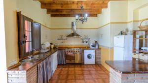 Almogía的住宿－Casa Loma el Letrao Almogia by Ruralidays，厨房配有水槽和炉灶 顶部烤箱
