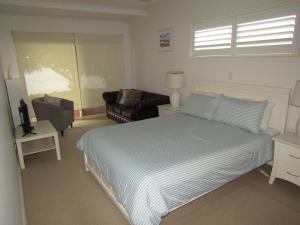 St Helens Beachfront - Absolute Beachfront tesisinde bir odada yatak veya yataklar