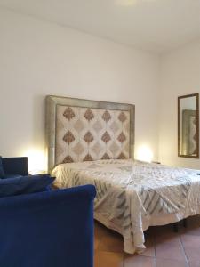 ガリポリにあるVilletta Acquamarina Baia Verdeのベッドルーム(ベッド1台、青いソファ付)