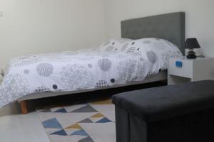 ein Schlafzimmer mit einem Bett mit einer weißen Bettdecke in der Unterkunft Pavillon en loft 87 M 10e, jacuzzi in Marseille