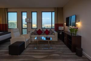 Posezení v ubytování Staybridge Suites Yas Island Abu Dhabi by IHG