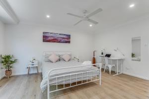 Ένα ή περισσότερα κρεβάτια σε δωμάτιο στο Stylish family home, centrally located.