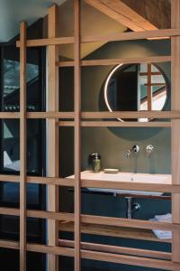een badkamer met een wastafel en een spiegel bij Max Green Forest Apartments in Siusi