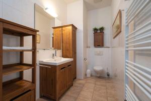 bagno con lavandino e servizi igienici di Villa Frohsinn Appartement 09 a Bansin
