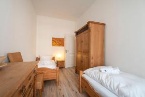 Zimmer mit 2 Betten, einem Schreibtisch und einem Tisch in der Unterkunft Villa Frohsinn - Appartement 09 in Bansin