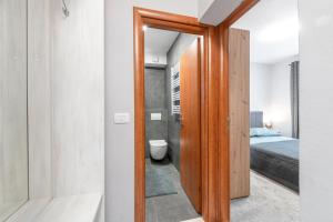 ドゥブロヴニクにあるApartment Ivanのベッドルームにつながるドア付きのバスルーム +37枚の写真