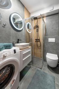 ドゥブロヴニクにあるApartment Ivanのバスルーム(洗濯機、トイレ付)
