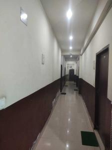 een lege hal met een lange gang met een corridorngthngthngthngthngth bij OYO Flagship 80902 Swagat Hotel in Bhiwadi