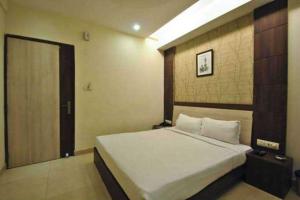 - une chambre avec un grand lit dans l'établissement OYO 81358 Hotel Green Star, à Moradabad