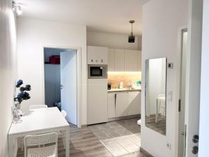 cocina con mesa y nevera blanca en New 2022 Family&Friends Downtown AC 3BR 2BA FREE PARKING big Balcony near Metro&Train Station SELF CHECK-IN Apt, en Budapest