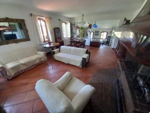 Vista aérea de una sala de estar con muebles blancos en Casa Lalla en Livorno