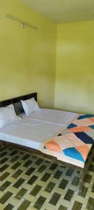 een groot bed in een kamer met bij OYO Hotel Daisy in Jabalpur