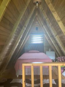 ein Schlafzimmer mit einem Bett im Dachgeschoss in der Unterkunft Şehre yakın doğa içinde Bungalov 
