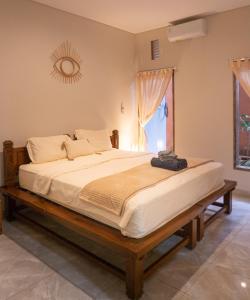 ein Schlafzimmer mit einem großen Bett in einem Zimmer in der Unterkunft Townhouse, Pool & Kitchen, Ubud, Cucus Mondok in Ubud