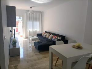 チクラナ・デ・ラ・フロンテーラにあるCOSTA EL CASTILLO Apartamento con WIFIのリビングルーム(ソファ、テーブル付)
