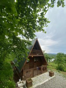 eine Hütte im Wald mit grünem Dach in der Unterkunft Şehre yakın doğa içinde Bungalov 