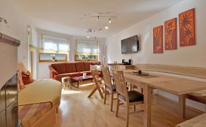ein Wohnzimmer mit einem Tisch und einem Sofa in der Unterkunft Ferienhaus Siglinde in Söll