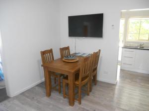Port VincentにあるBlue Line Retreat - Unit 3のダイニングルーム(椅子、壁掛けテレビ付) +12枚の写真