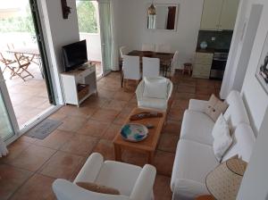 sala de estar con sofá blanco y mesa en NOSTALGIA HOUSE, en Skoutari