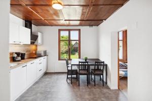 cocina y comedor con mesa y sillas en FENUS Apartment mit traumhaftem Bergblick, en Grabs