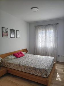 チクラナ・デ・ラ・フロンテーラにあるCOSTA EL CASTILLO Apartamento con WIFIのベッドルーム1室(赤い枕のベッド1台付)