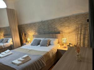 1 dormitorio con 1 cama grande y toallas. en Sun Garden Home en Somma Vesuviana