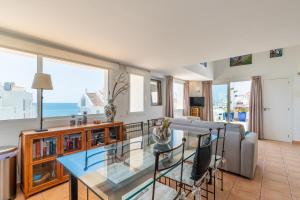 a living room with a table and a view of the ocean at Penthouse center Altea in Altea