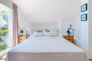 Posteľ alebo postele v izbe v ubytovaní Penthouse center Altea + 16 fotografií