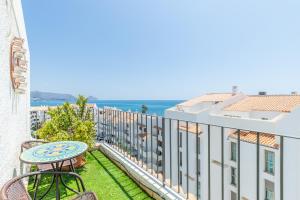 a balcony with a table and chairs and the ocean at Penthouse center Altea in Altea