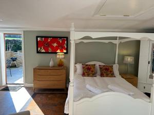 Postel nebo postele na pokoji v ubytování Goatchers Cottage & Studio