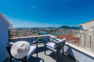 einen Balkon mit einem Tisch und Stühlen sowie Aussicht in der Unterkunft Apartment Ivan in Dubrovnik