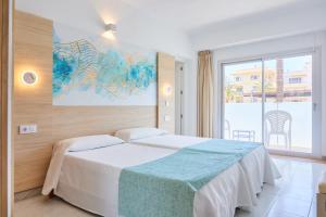 sypialnia z łóżkiem i dużym oknem w obiekcie Hotel Gami Adults Only w Cala Ratjada +37 zdjęć
