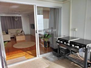 Point TurtonにあるClassic Shackのリビングルーム(ピアノ付) +14枚の写真