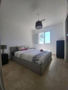 a bedroom with a bed and a window at Nice, Magnifique villa vue mer avec piscine in Nice