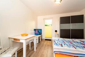 Postel nebo postele na pokoji v ubytování Appartementhaus mit Balkon im Ostseebad Göhren VM